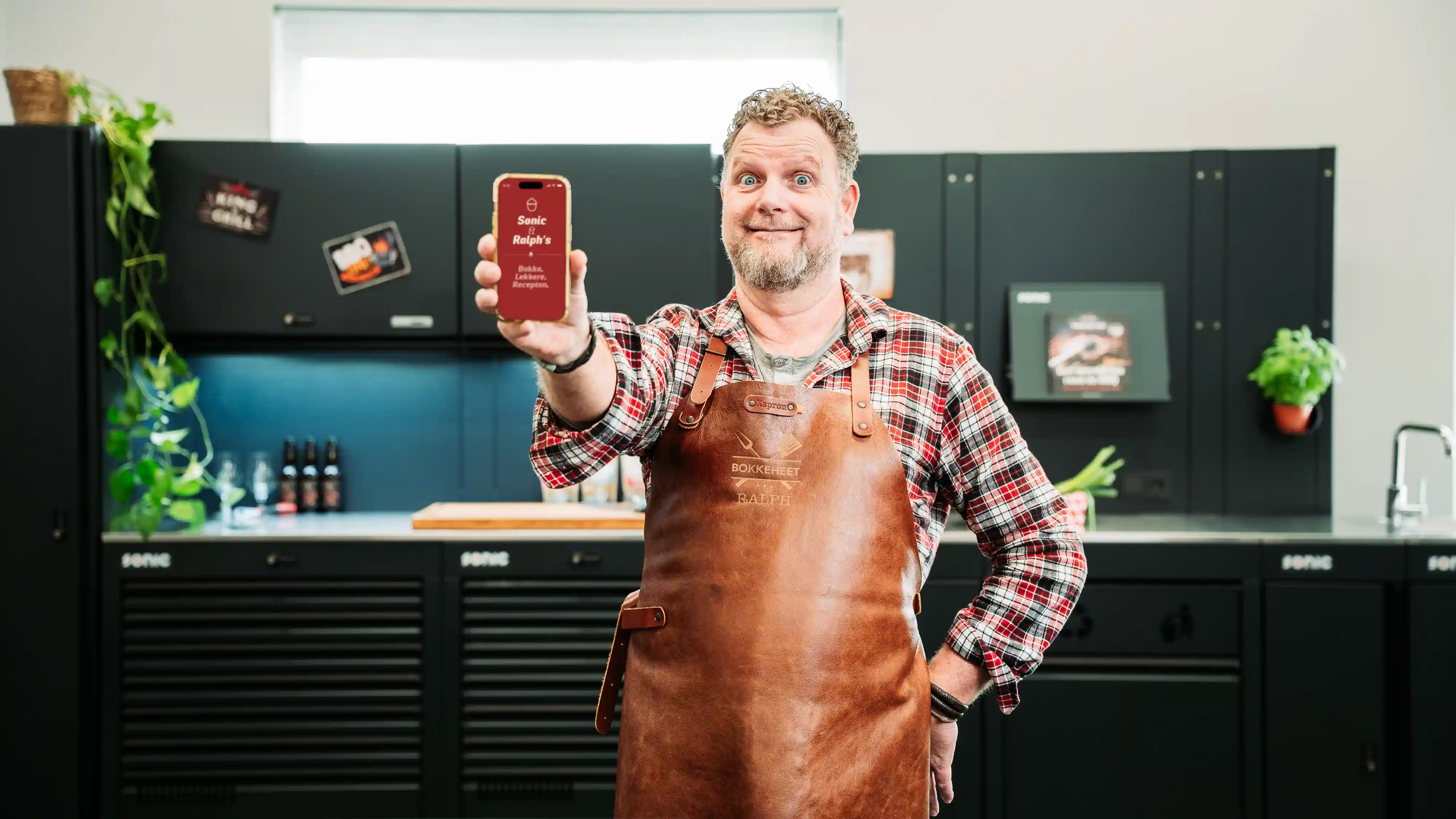 Ralph de Kok showing his mobile app