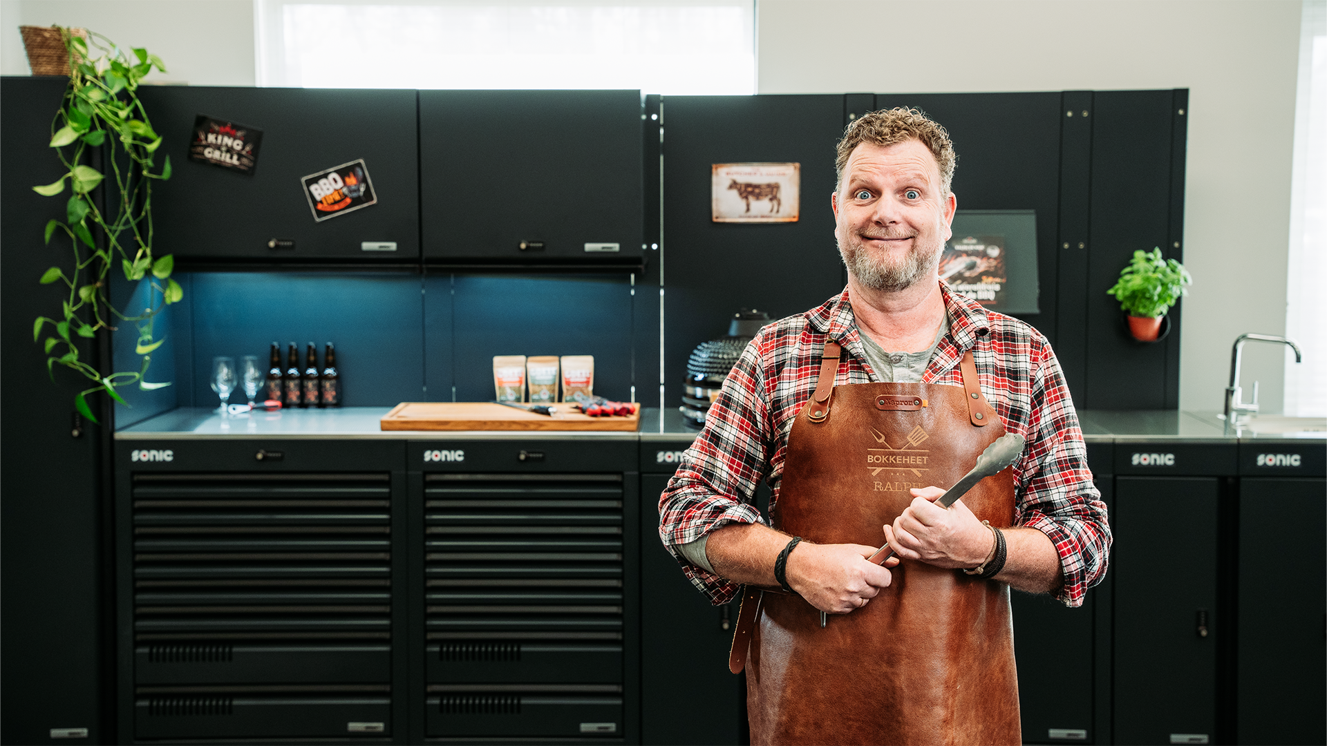 Ralph de Kok holding spatular 